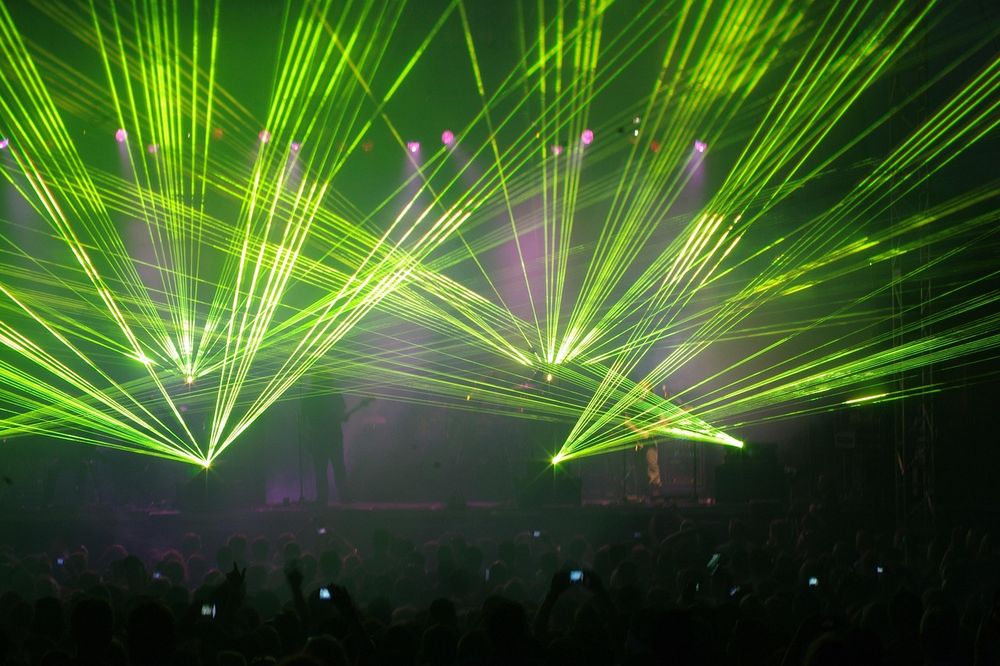 Laser verde cortando a fumaça sobre a pista.